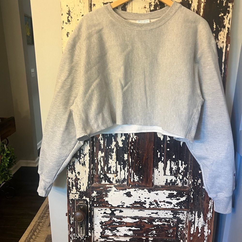 Champion reverse weave women’s Cropped Sweatshirt. Size L